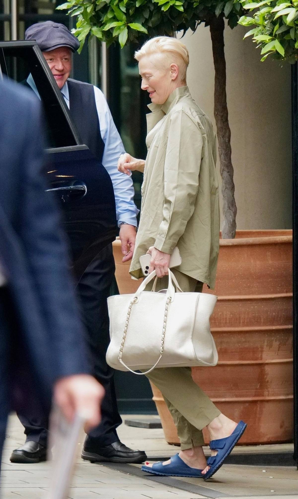 Tilda Swinton w niebieskich Birkentockach. Aktorka Tilda Swinton dołącza do grona gwiazd, które kochają Birkenstocki. Buty z kategorii ugly shoes nosi z oliwkowymi spodniami i koszulą.