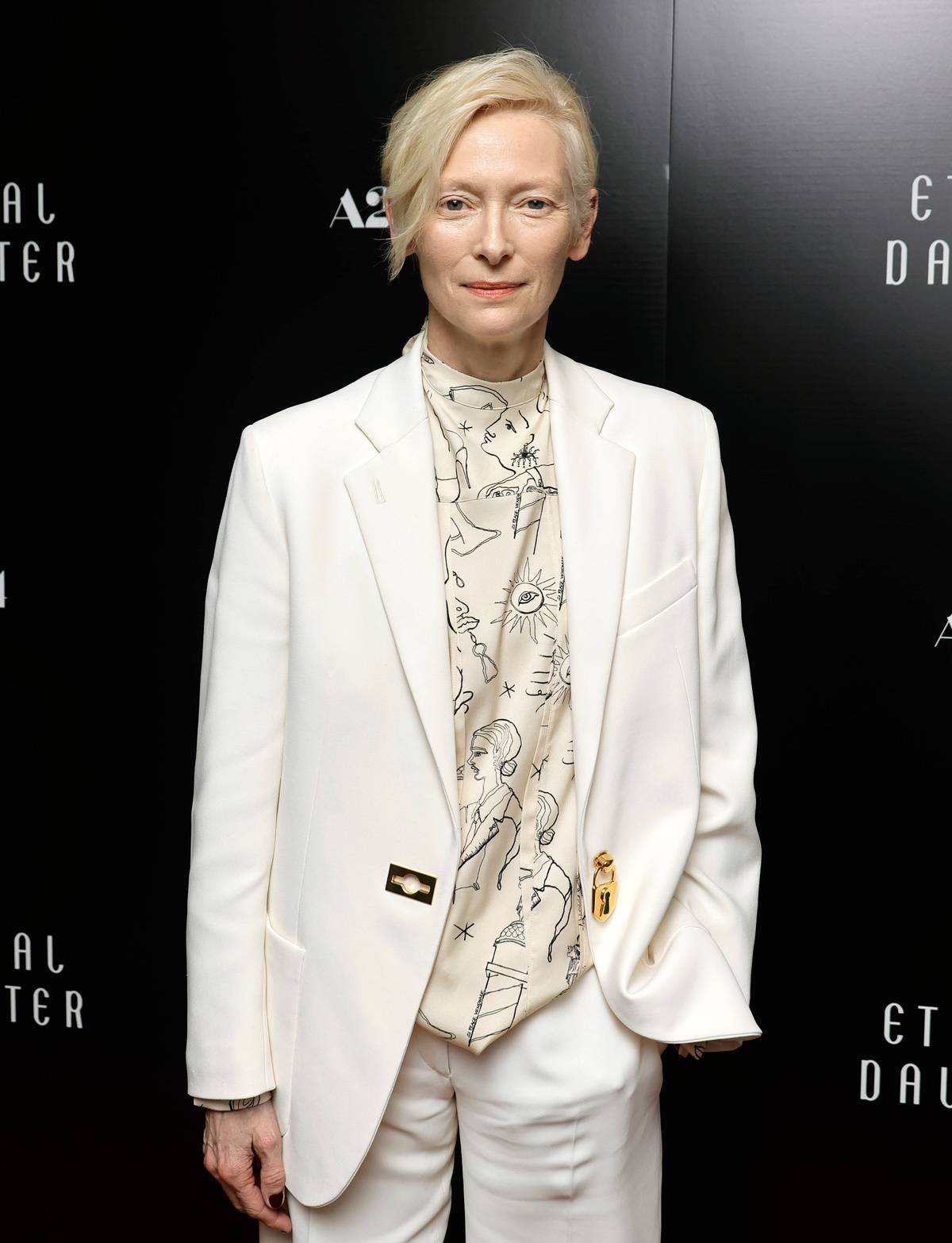 Tilda Swinton w niebieskich Birkentockach.  Aktorka Tilda Swinton dołącza do grona gwiazd, które kochają Birkenstocki. Buty z kategorii ugly shoes nosi z oliwkowymi spodniami i koszulą. 