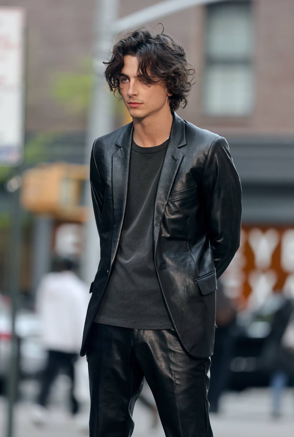 Timothée Chalamet nosi skarpetki do sandałów. Czarny total look amerykański aktor prezentował na ulicach Los Angeles.