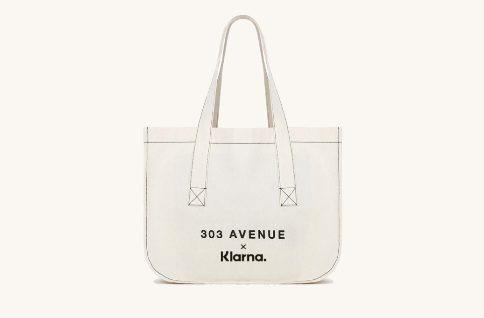 Torba z napisem 303 Avenue x Klarna (Fot. materiały prasowe)