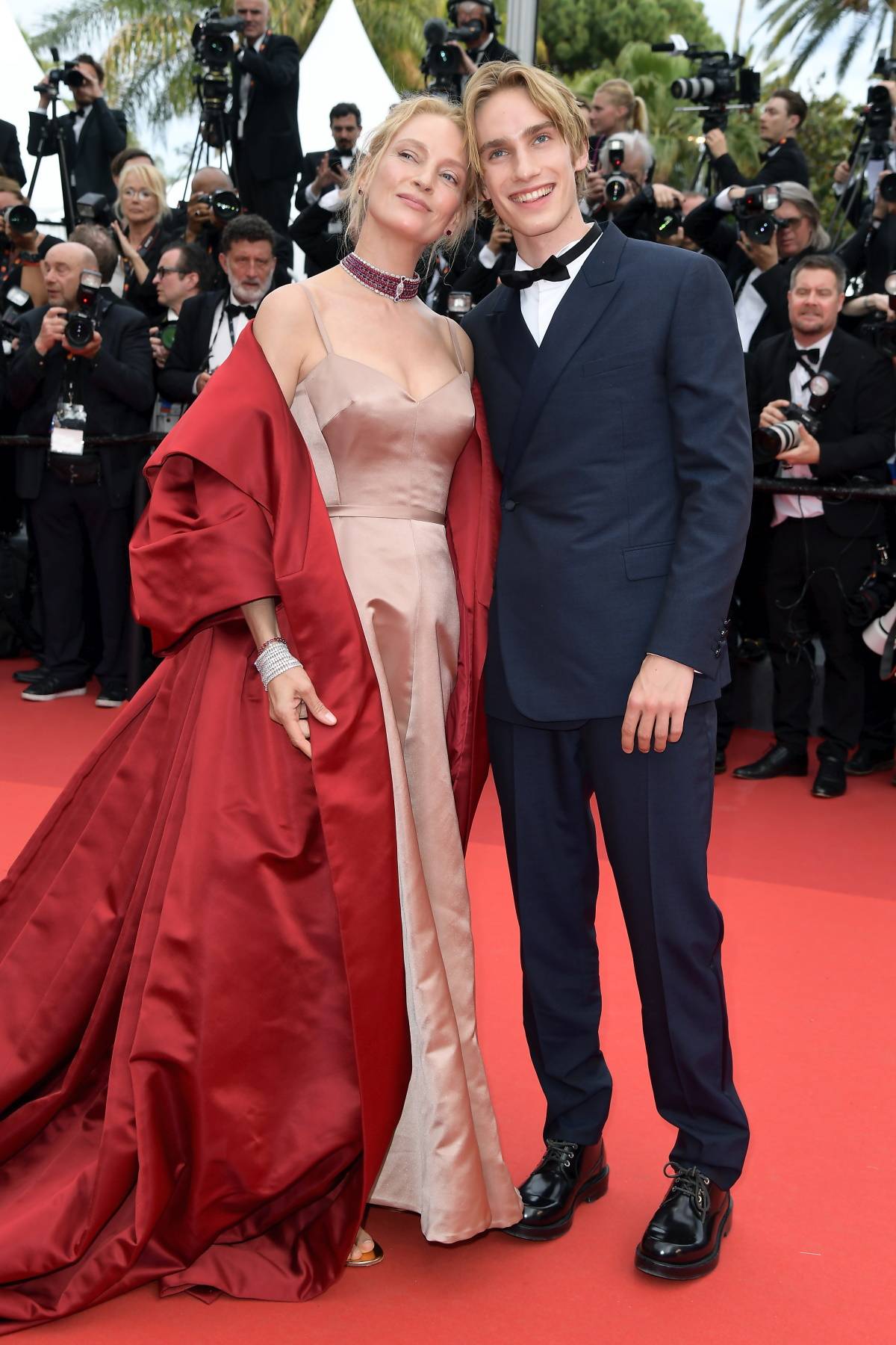 Uma Thurman z synem Levonem na ceremonii otwarcia 76. festiwa-lu filmowego w Cannes. Na canneńskim czerwonym dywanie podczas ceremonii otwarcia festiwalu Umie Thurman towarzyszył syn Levon Roan Thurman-Hawke.