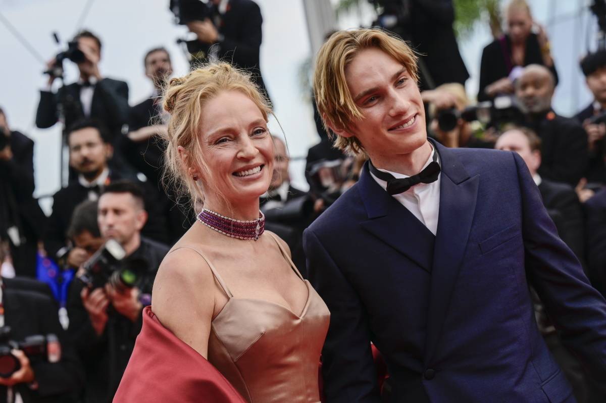 Uma Thurman z synem Levonem na ceremonii otwarcia 76. festiwa-lu filmowego w Cannes. Na canneńskim czerwonym dywanie podczas ceremonii otwarcia festiwalu Umie Thurman towarzyszył syn Levon Roan Thurman-Hawke.