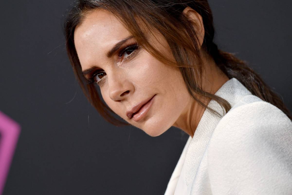Victoria Beckham w niebiesko-pomarańczowej sukience z kolekcji własnej marki. Victoria Beckham pozuje nad basenem w niebiesko-pomarańczowej sukience własnego projektu, będącej idealnym przykładem color blockingu.