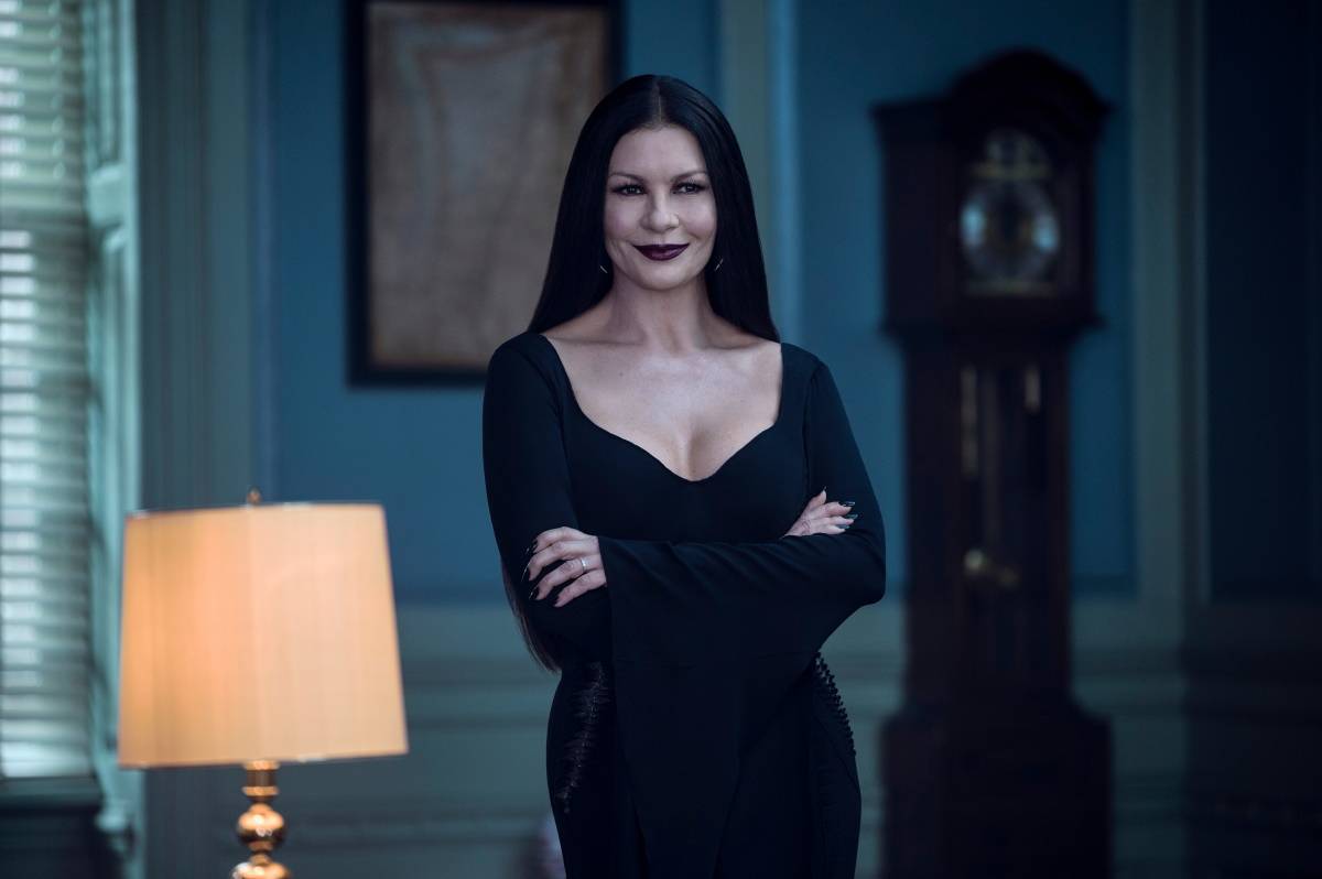 Catherine Zeta-Jones jako Morticia Addams na planie „Wednesday” (Vlad Cioplea/Netflix)