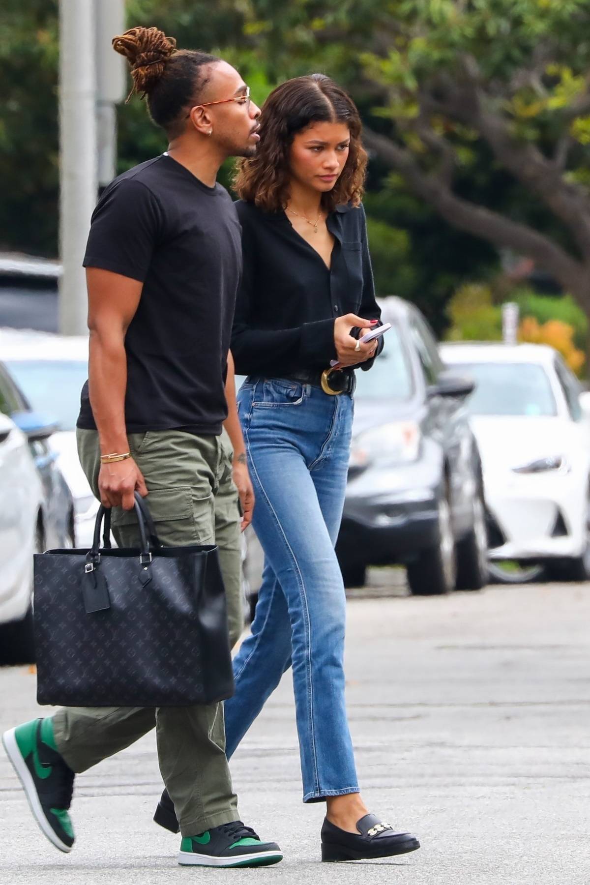 Zendaya w mokasynach i prostych jeansach. Mokasyny w stylu preppy najpierw zdominowały pokazy na sezon wiosna-lato 2023 Gucci, Bottegi Venety, Prady, teraz mają szansę podbić ulice.
