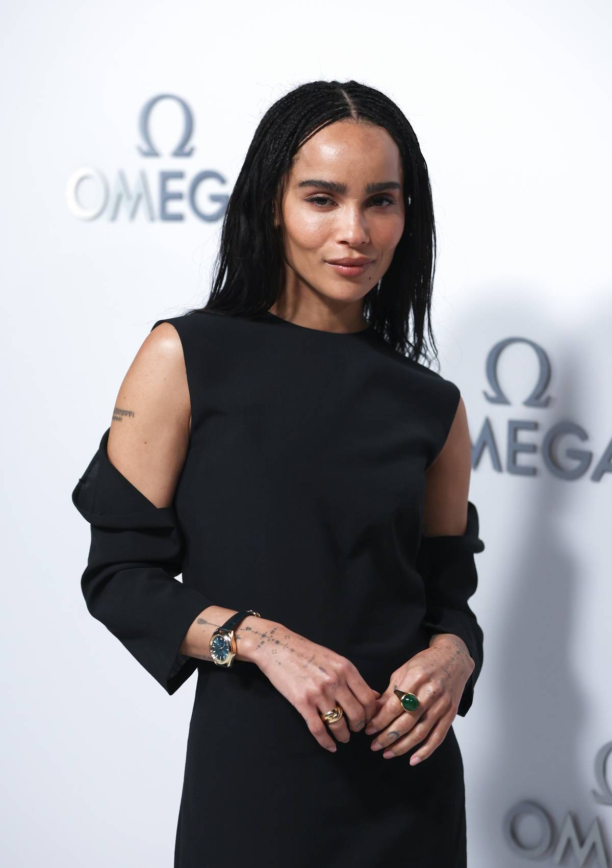 Zoë Kravitz na ślubie Margaret Qualley w czarnej sukience. Aktorka Zoë Kravitz pojawiła się na ślubie Margaret Qualley i Jacka Antonoffa w czarnej sukience, stylowo łamiąc weselną etykietę. 