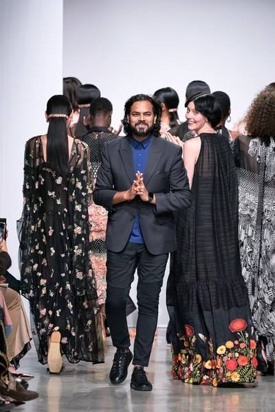 Rahul Mishra takes a bow at his Spring/Summer 2020 show
© GoRunway.com