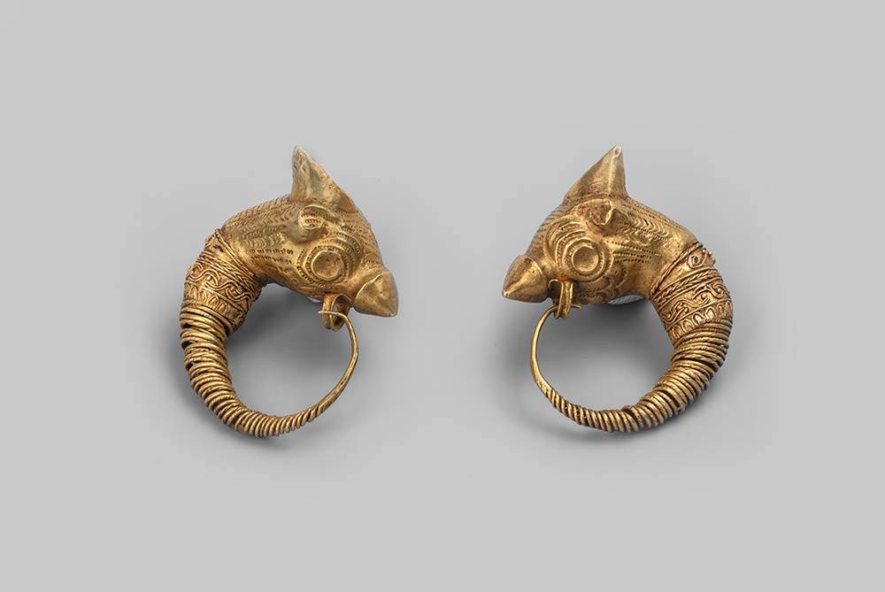 Kolczyki w kształcie głów zwierzęcia fantastycznego, IV w. p.n.e., złoto (Fot. Piotr Ligier / Muzeum Narodowe w Warszawie)