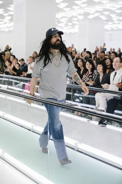 Alessandro Michele at the end of the Gucci spring/summer 2020 show.
© Gucci