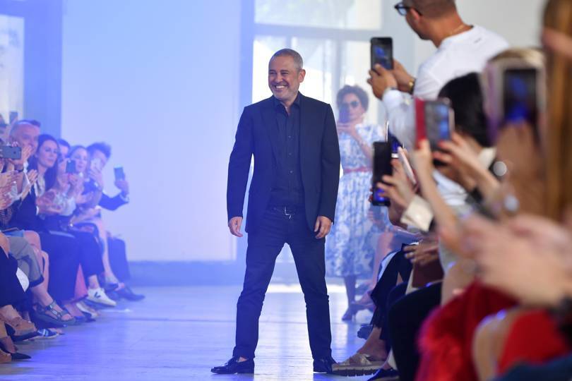 Ukłon Eliego Saaba na zakończenie pokazu na sezon jesień/zima 2019 (Fot. GETTY IMAGES)