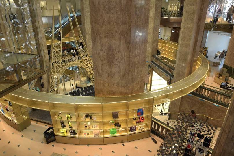 Imponujące wnętrze Galeries Lafayette na Polach Elizejskich. To najsławniejsza paryska galeria otwarta w marcu 2019 r. (Fot. Getty Images)