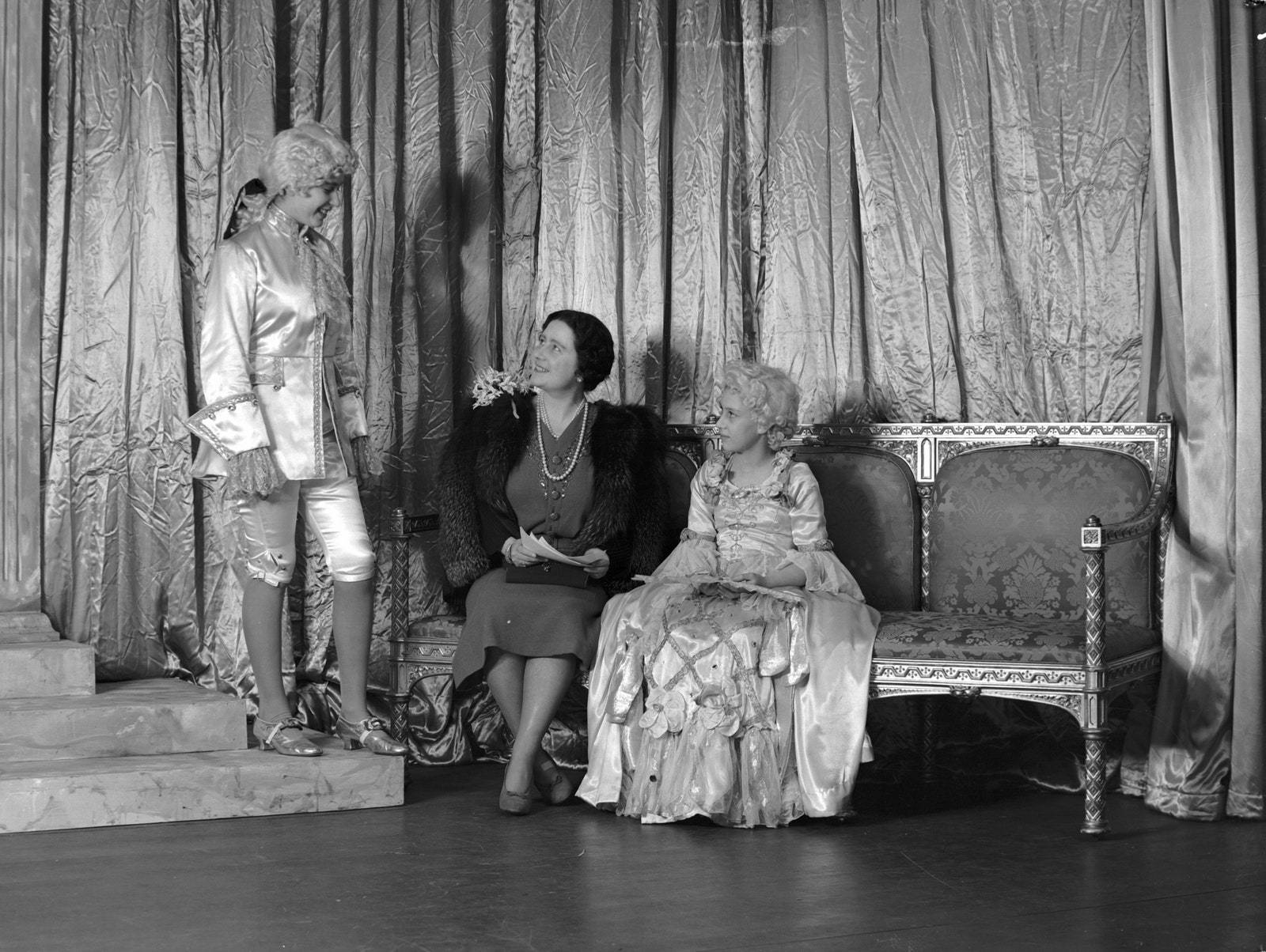 Księżniczki Elżbieta i Małgorzata wystawiały w Windsorze świąteczne pantomimy w czasie wojny. Wtedy u przyszłej królowej rozwinęła się matczyna opiekuńczość wobec młodszej siostry. Już w roku 1936 10-letnia Elżbieta pisała liściki do sześcioletniej Małgorzaty, w których przypominała jej, kto będzie oczekiwał kartek z podziękowaniami za prezenty gwiazdkowe: „Tennikoit – Tata. Broszka – Mamusia. Kalendarz – Babcia. Srebrny dzbanek do kawy, zegar, układanka – od Lilibet dla Małgorzaty”.
Lisa Sheridan/Getty Images