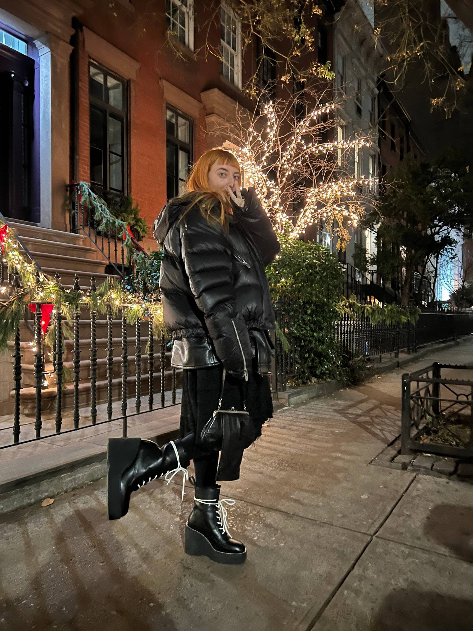 Aviram w kurtce z kolekcji jesień-zima 2019 marki Sacai i torebce Undercover. 
Fot. Dzięki uprzejmości CHO
