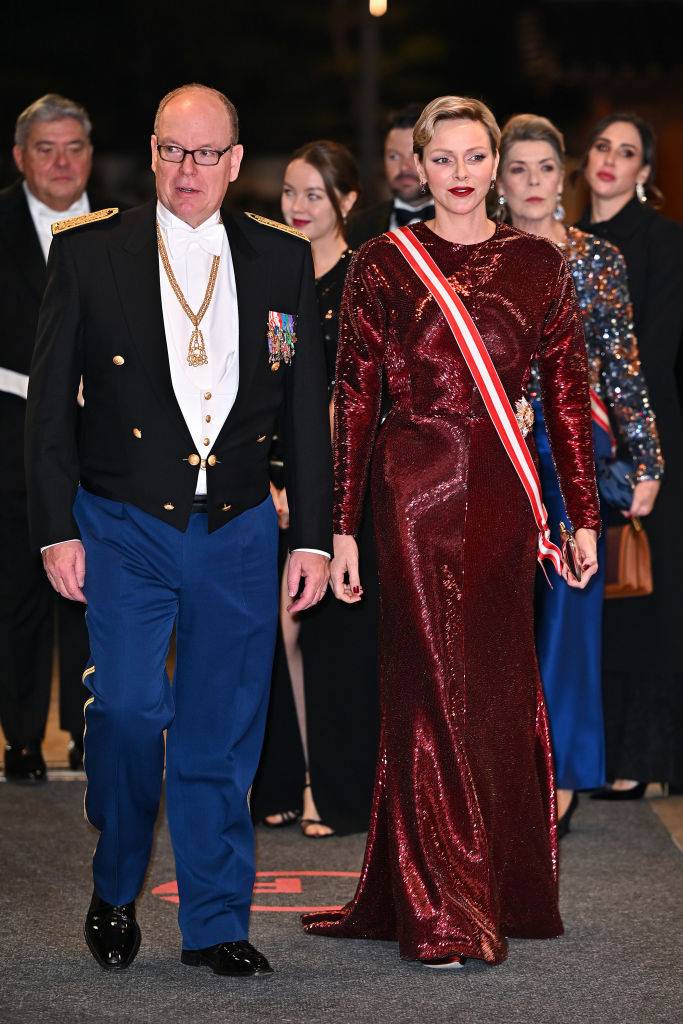 Najlepsze stylizacje członkin rodzin królewskich: Księżna Charlene / (Fot. Getty Images)