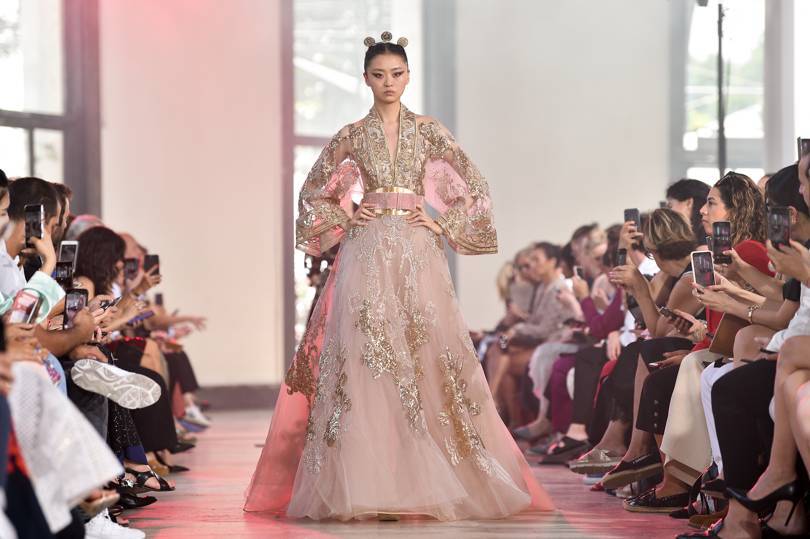 Do stworzenia kolekcji na sezon jesień/zima 2019 Elie Saab czerpał inspirację z Dalekiego Wschodu.(Fot. GETTY IMAGES)