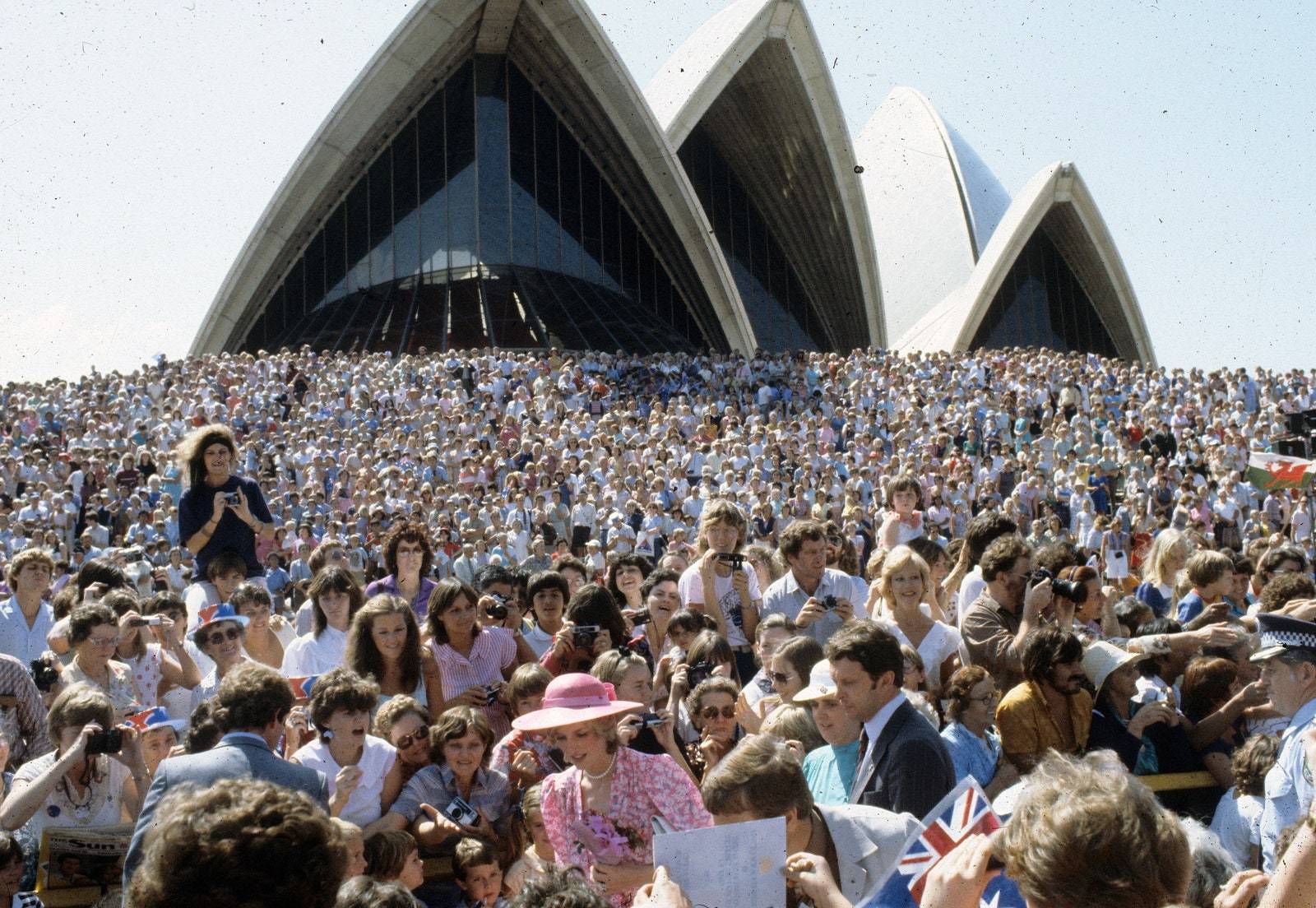 Diana otoczona tłumem wielbicieli przed operą w Sydney