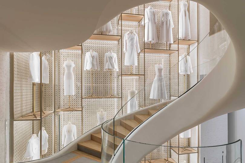 Wnętrze nowego butiku Diora na Polach Elizejskich z dekoracyjnymi płótnami przedstawiającymi główne sylwetki Diora (Fot. Getty Images)