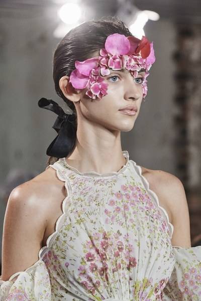 Giambattista Valli Spring/Summer 2020
© GoRunway.com