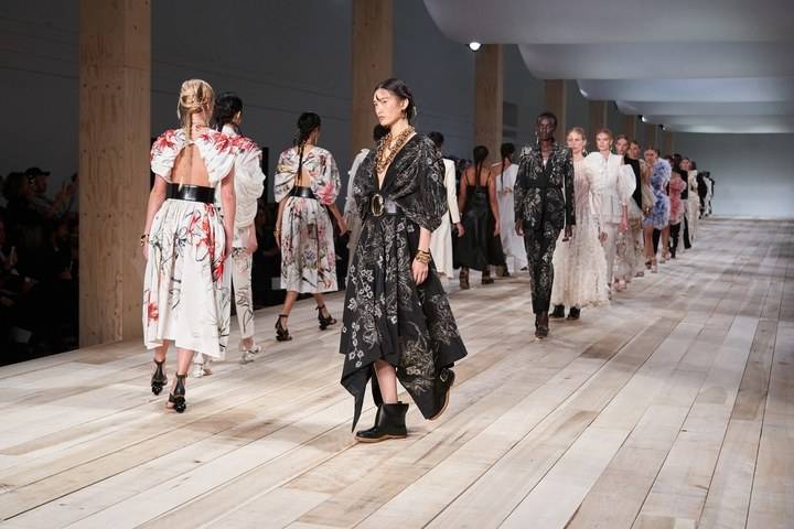 Alexander McQueen Spring/Summer 2020 finale
© GoRunway.com