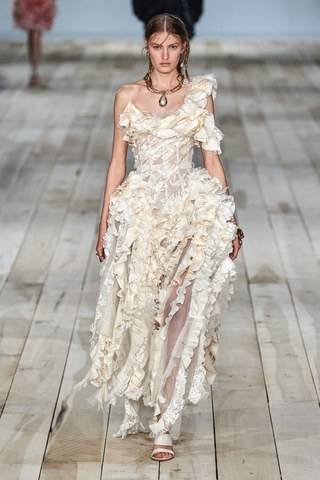 Alexander McQueen Spring/Summer 2020
© GoRunway.com