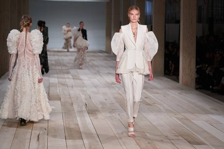 Alexander McQueen Spring/Summer 2020
© GoRunway.com