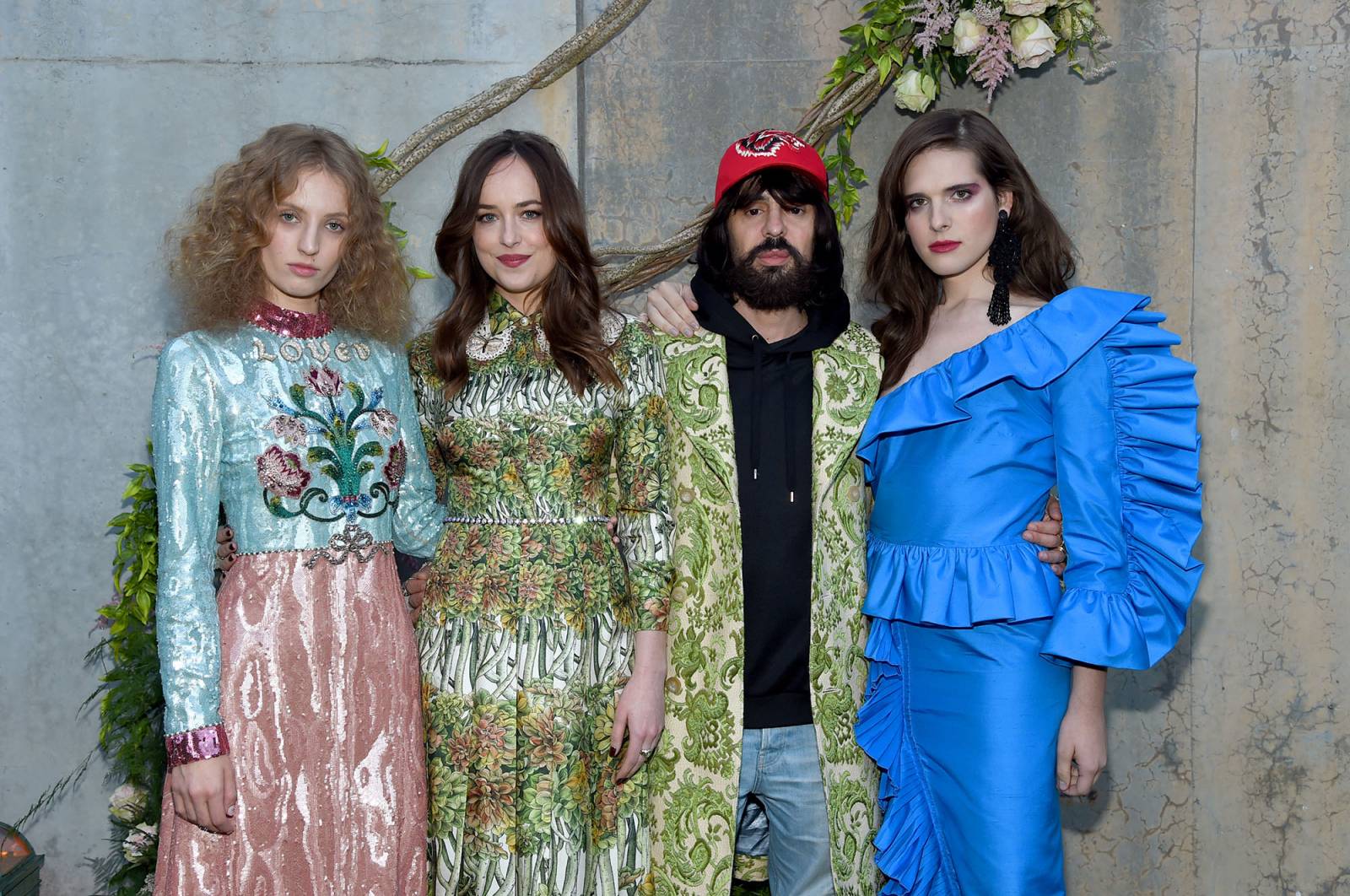 Petra Collins, Dakota Johnson, Alessandro Michele i Hari Nef (Fot. Jamie McCarthy/Getty Images for Gucci)