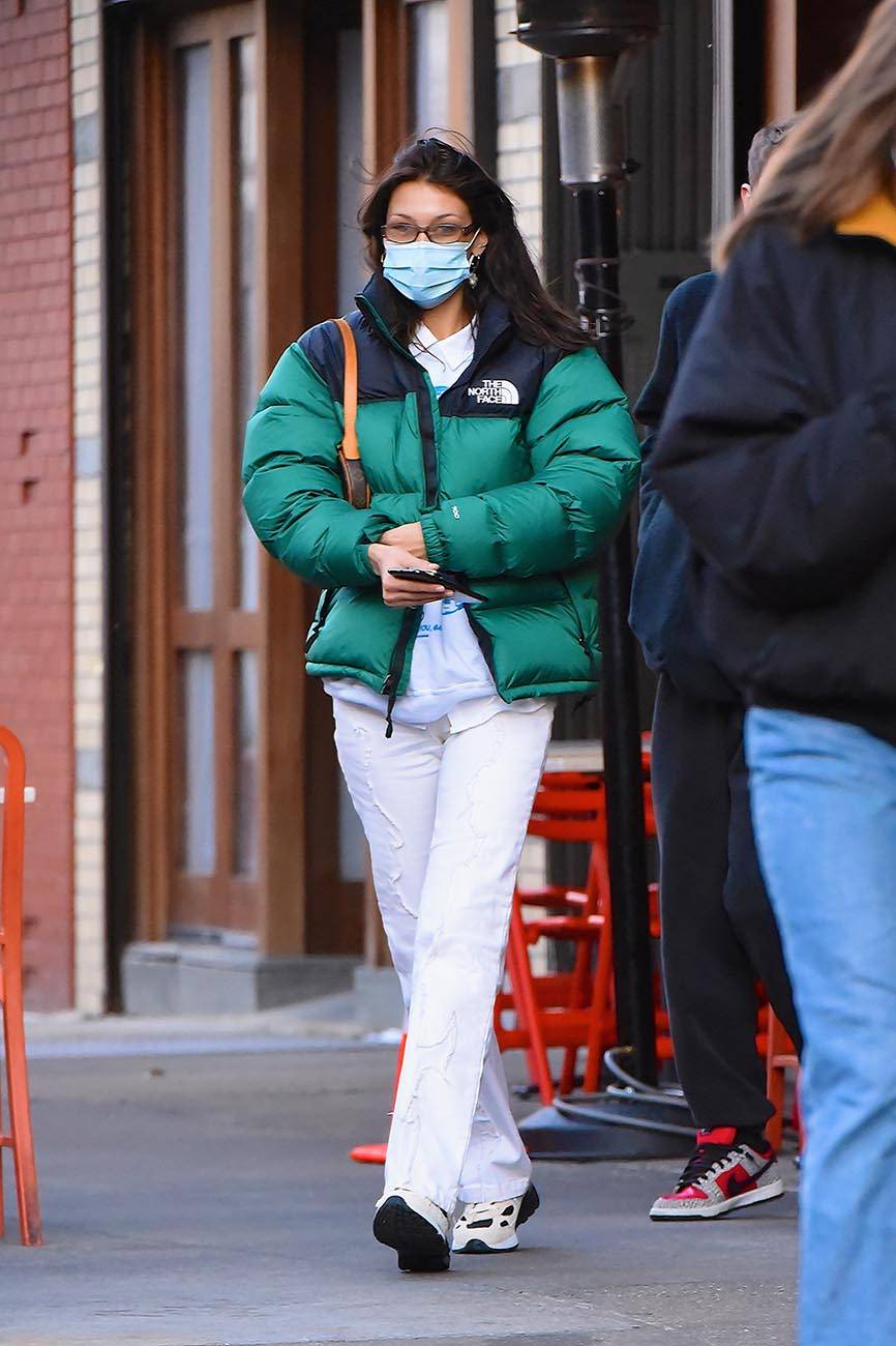 Bella Hadid w kurtce North Face (Fot. Getty Images)