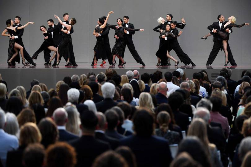 Do Paryża przyjechała nawet argentyńska grupa taneczna German Cornejo, aby zatańczyć tango napisane przez Carlosa Gardela, ulubionego piosenkarza Karla Lagerfelda (Fot. GETTY IMAGES)