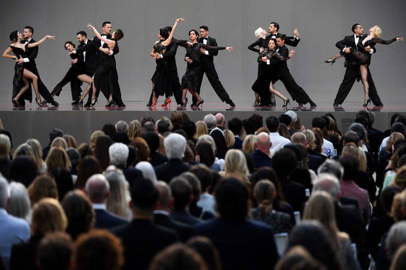 Do Paryża przyjechała nawet argentyńska grupa taneczna German Cornejo, aby zatańczyć tango napisane przez Carlosa Gardela, ulubionego piosenkarza Karla Lagerfelda (Fot. GETTY IMAGES)