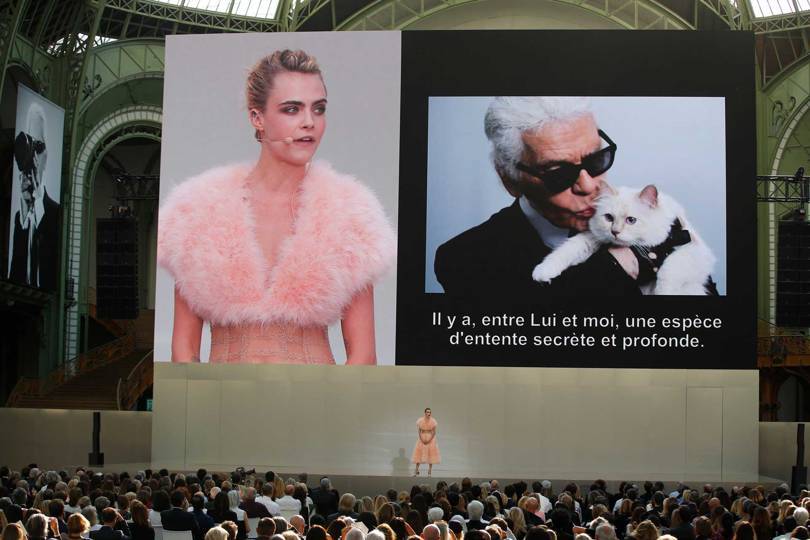 Cara Delevingne przeczytała wiersz o kotach autorstwa Colette, aby przypomnieć miłość Lagerfelda do jego ulubienicy Choupette. Credit: REX