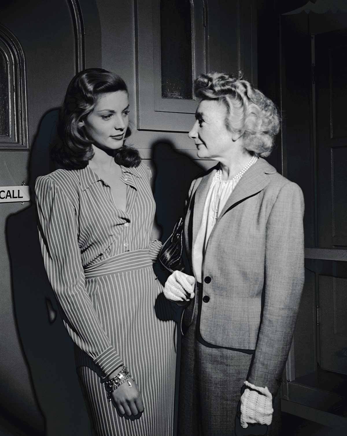 Lauren Bacall rozmawia z Carmel Snow (Fot. Bettmann / Contributor)