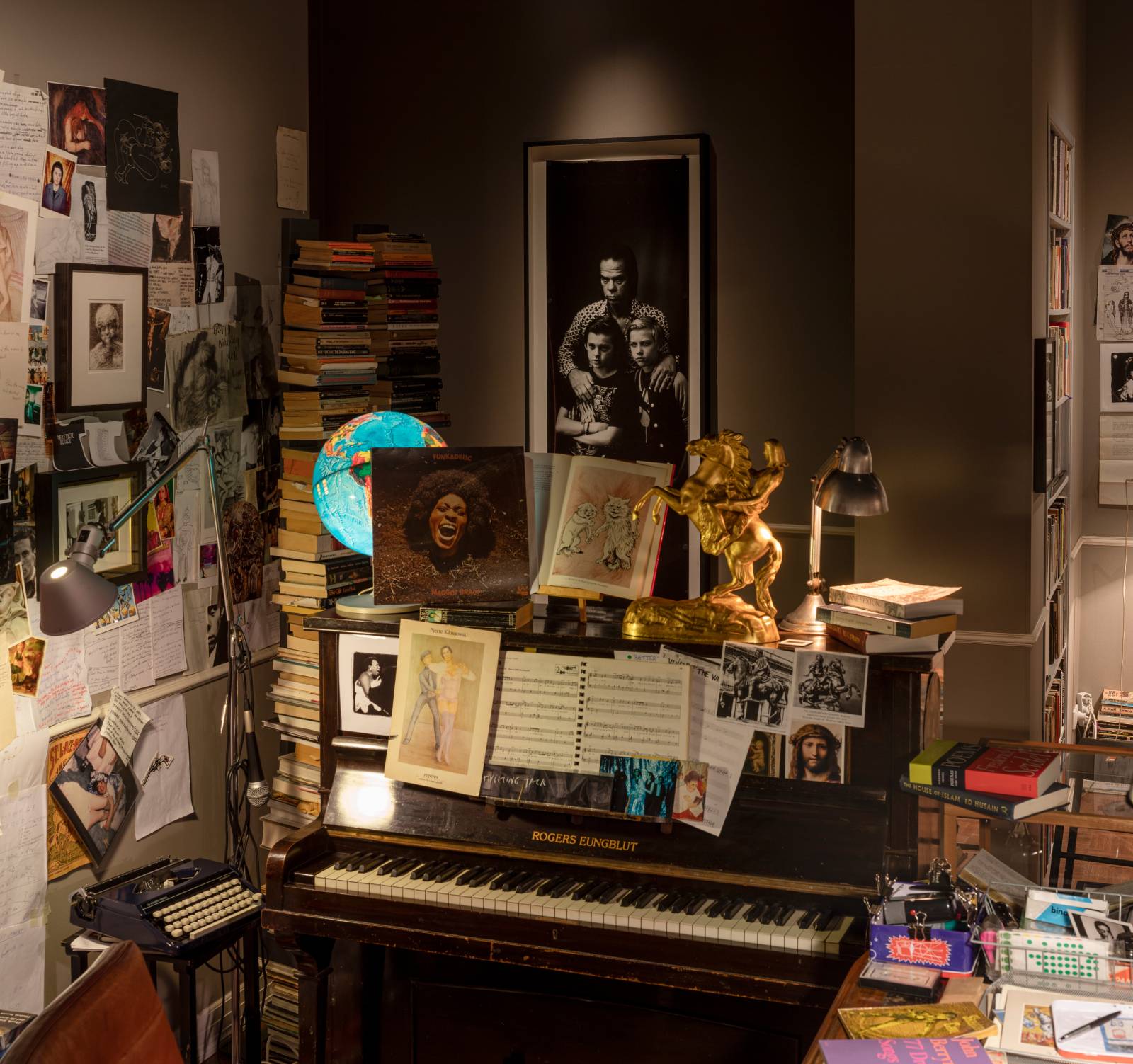 Rekonstrukcja pracowni Nick Cavea powstała we współpracy z artystami Iain Forsyth & Jane Pollard. Obejmuje przedmioty z prywatnego wnętrza łącznie z całą biblioteką muzyka. (Fot.Anders Sune Berg / Royal Danish Library)