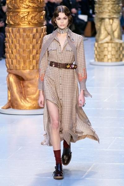 The recurring neat leather belt in Chloés grownup Autumn/Winter 2020 show
© GoRunway