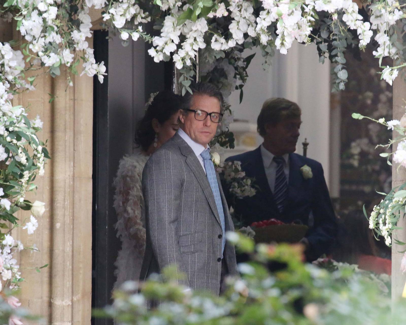 Hugh Grant i Lily James na planie „One Red Nose Day and a Wedding” (Fot. Neil Mockford/GC Images)