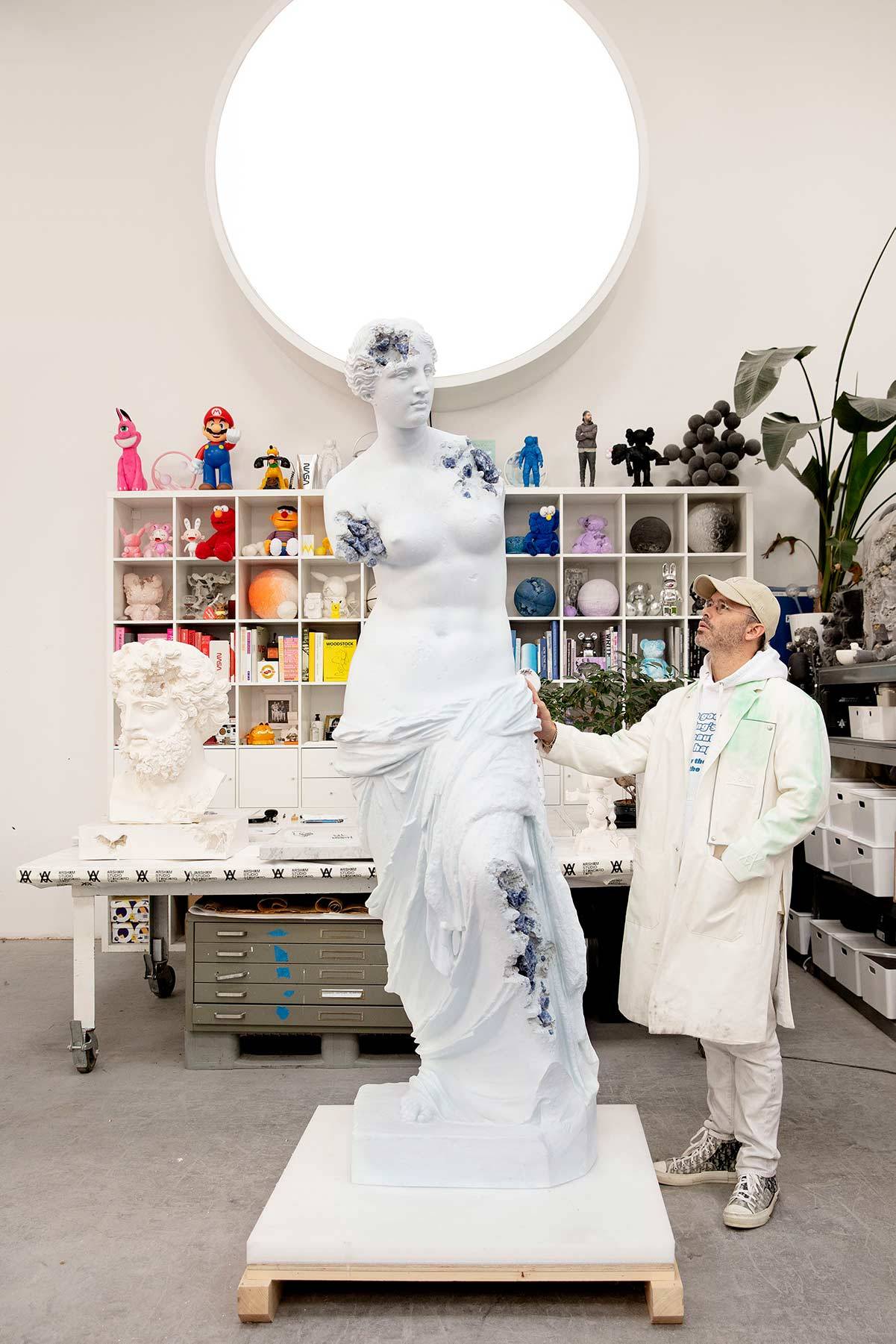 (Daniel Arsham w swoim studio, fot. Guillaume Ziccarelli © Dzięki uprzejmości artysty & Perrotin)