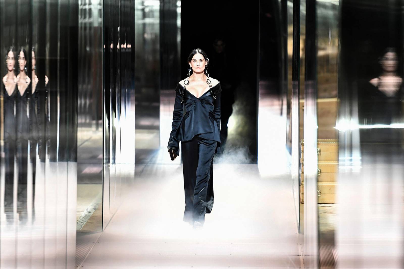 Demi Moore na pokazie  haute couture domu mody Fendi (Fot. STEPHANE DE SAKUTIN/AFP/East News)