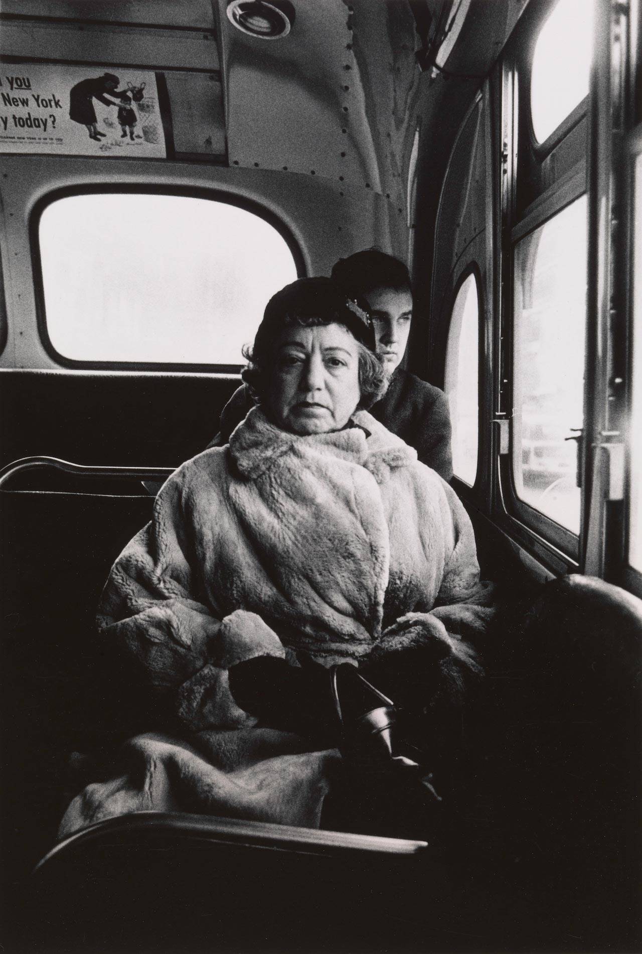 Lady on a bus, NYC 1957. Dzięki uprzejmości Metropolitan Museum of Art w Nowym Jorku/ Copyright © The Estate of Diane Arbus, LLC