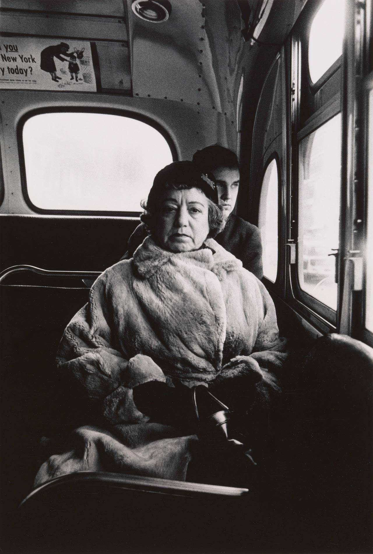 Lady on a bus, NYC 1957. Dzięki uprzejmości Metropolitan Museum of Art w Nowym Jorku/ Copyright © The Estate of Diane Arbus, LLC