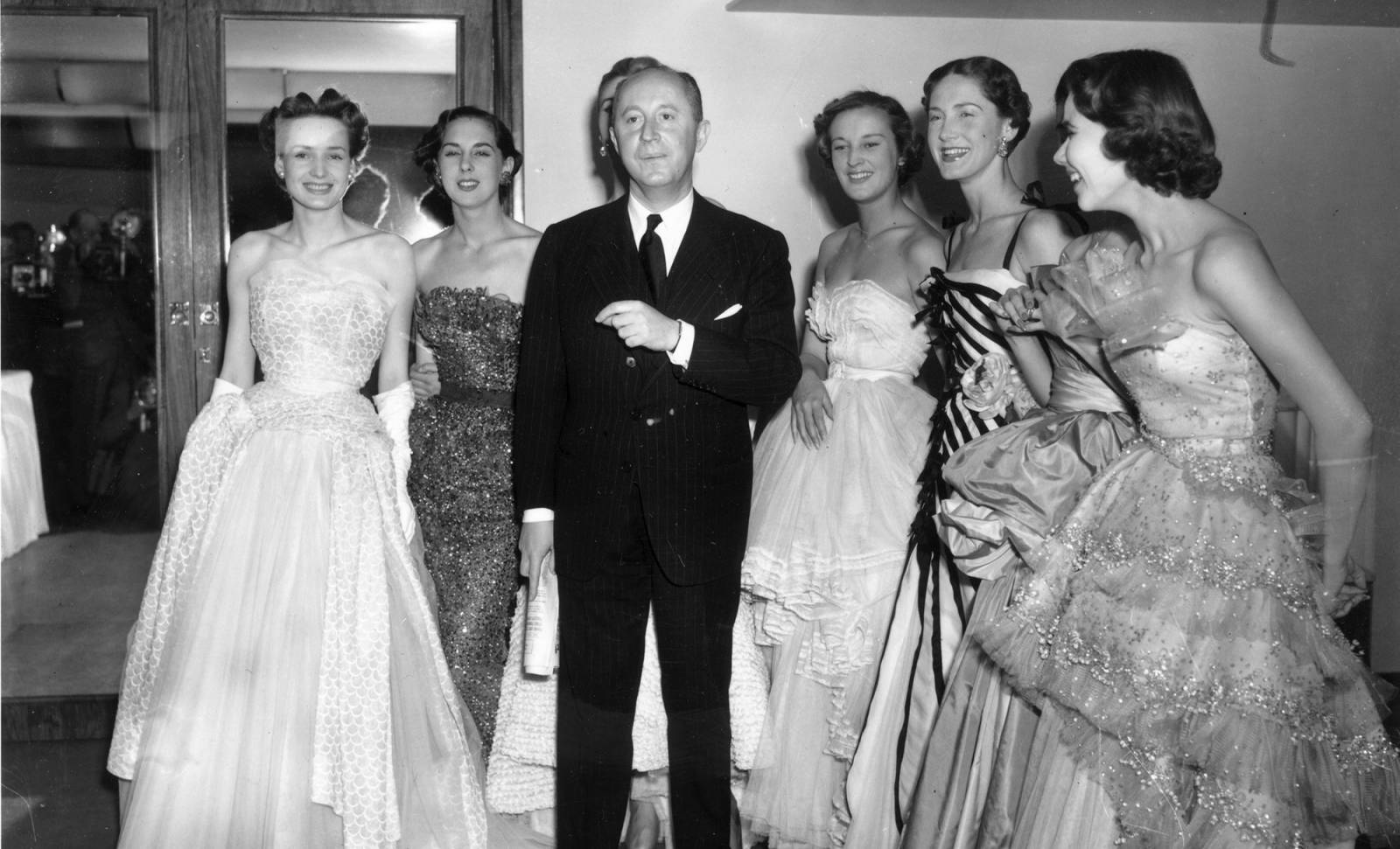 Projektant Christian Dior w towarzystwie modelek (Fot. Getty Images)