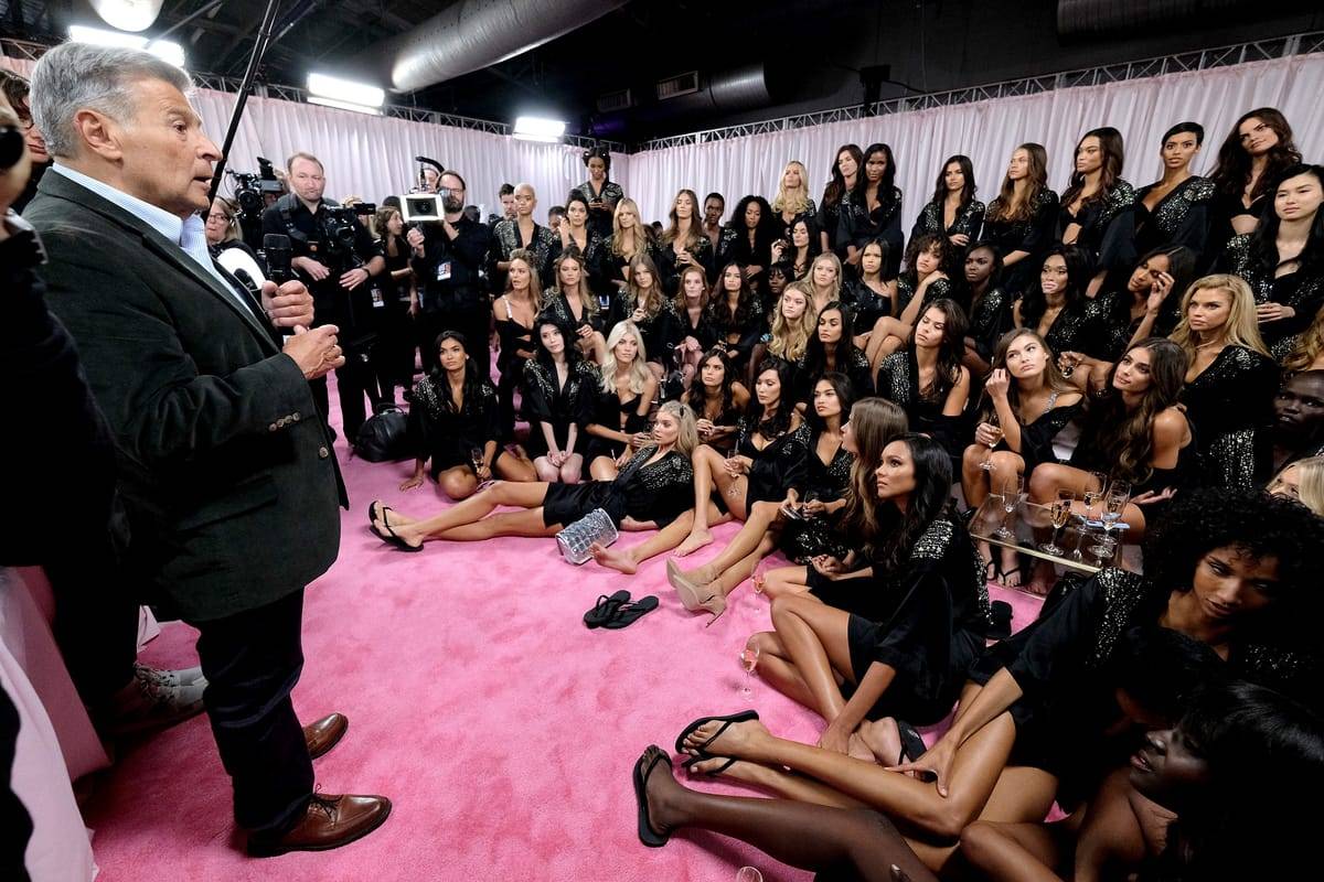 Ed Razek przemawia do modelek za kulisami pokazu Victorias Secret