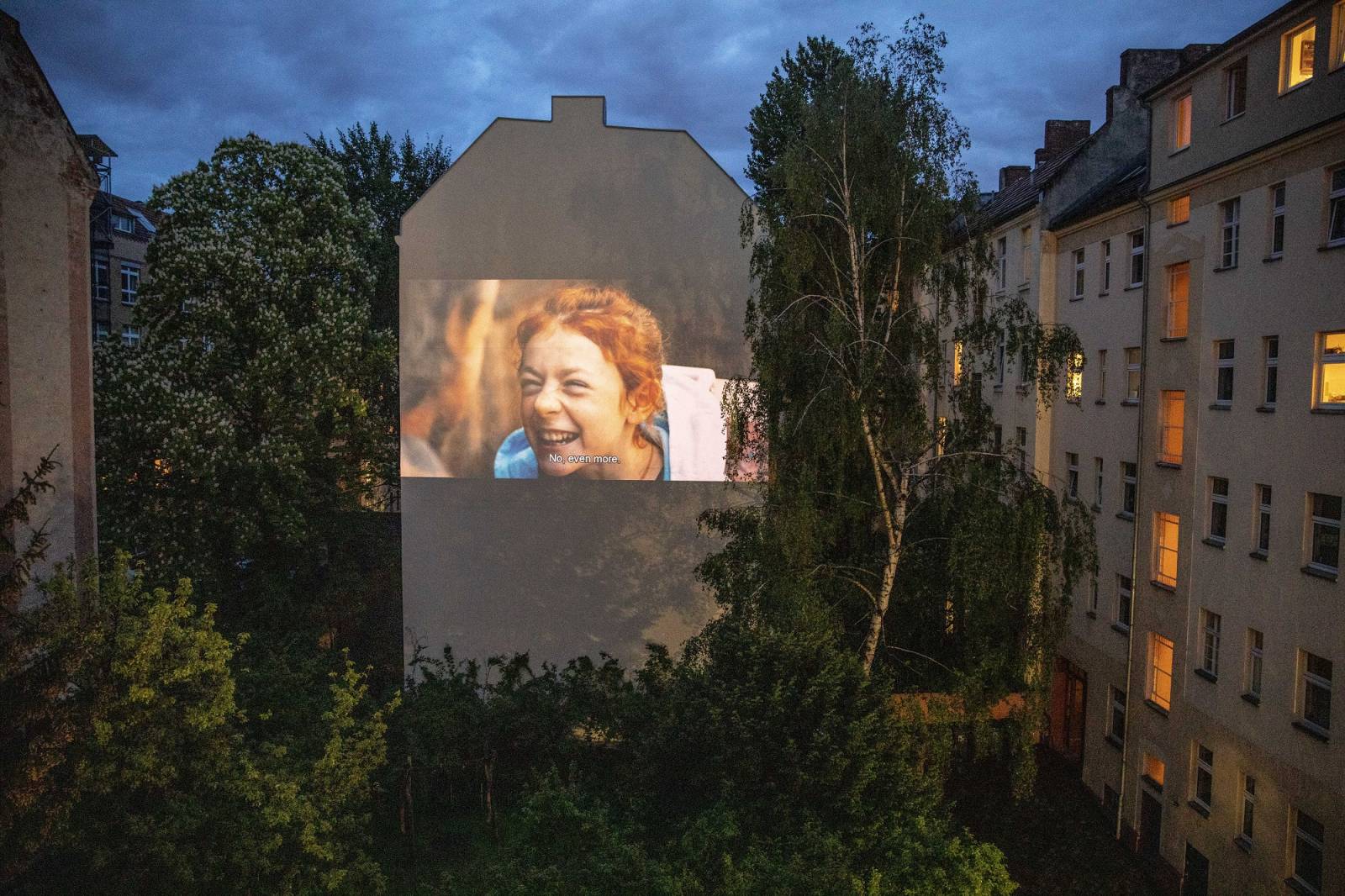 Projekcje filmów na osiedlach w Berlinie
