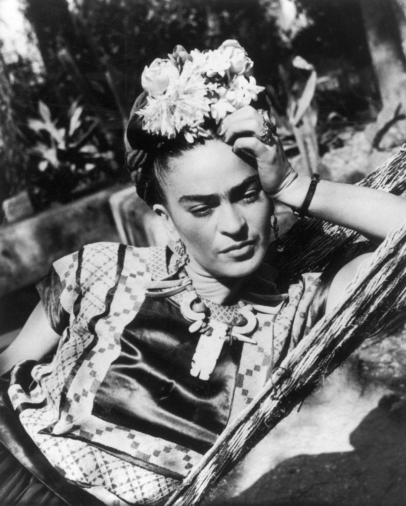Życiu Fridy Kahlo towarzyszył fizyczny ból i ciągła walka z ciałem. Artystka do ostatnich dni mierzyła się z konsekwencjami wypadku komunikacyjnego z czasów wczesnej młodości. Fot. Getty Images