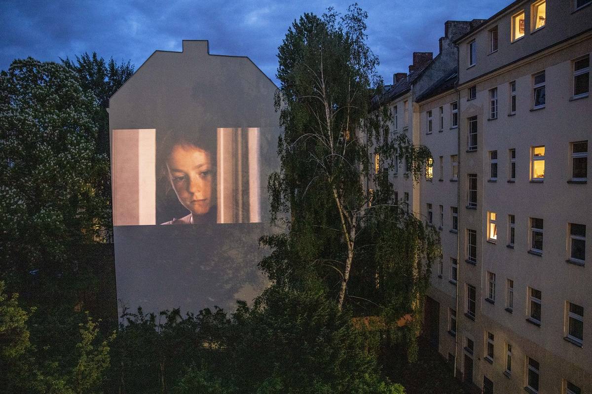 Projekcje filmów na osiedlach w Berlinie