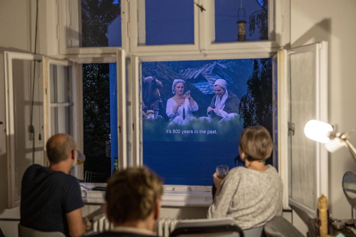 Projekcje filmów na osiedlach w Berlinie