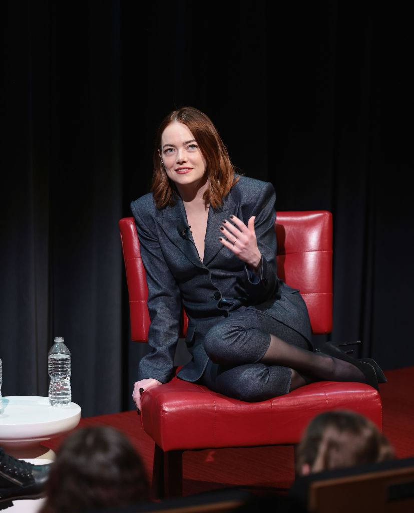 Czy na pewno damski garnitur oversize odchodzi do przeszłości? Emma Stone sięga po dopasowaną stylizację ze spodniami 3/4. Fot. Getty Images