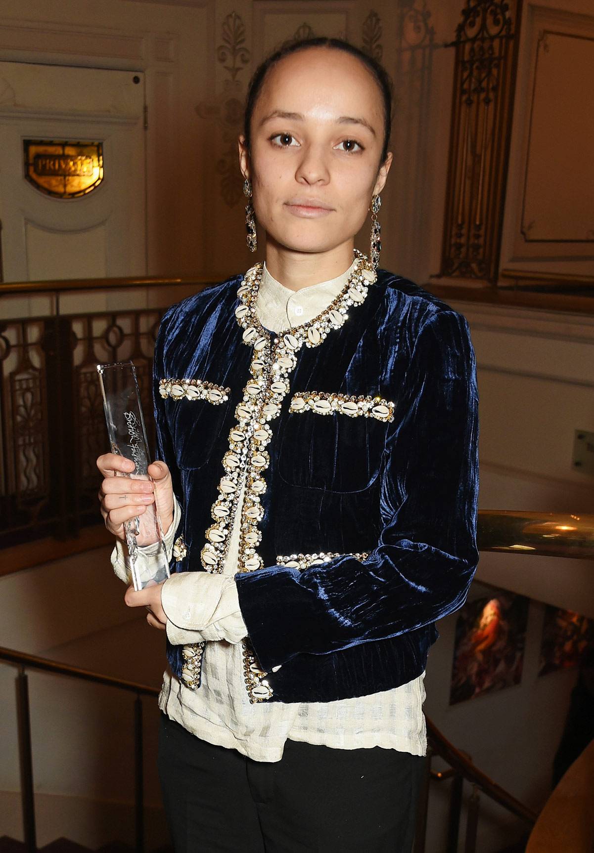 Grace Wales Bonner, ze statuetką British Fashion Awards 2015 (Fot  David M. Benett/Dave Benett/Getty Images)