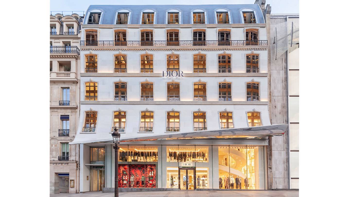 Nowy butik na Polach Elizejskich w Paryżu – jedna z wielu luksusowych marek sygnalizujących powrót elegancji legendarnej alei (Fot. Getty Images)