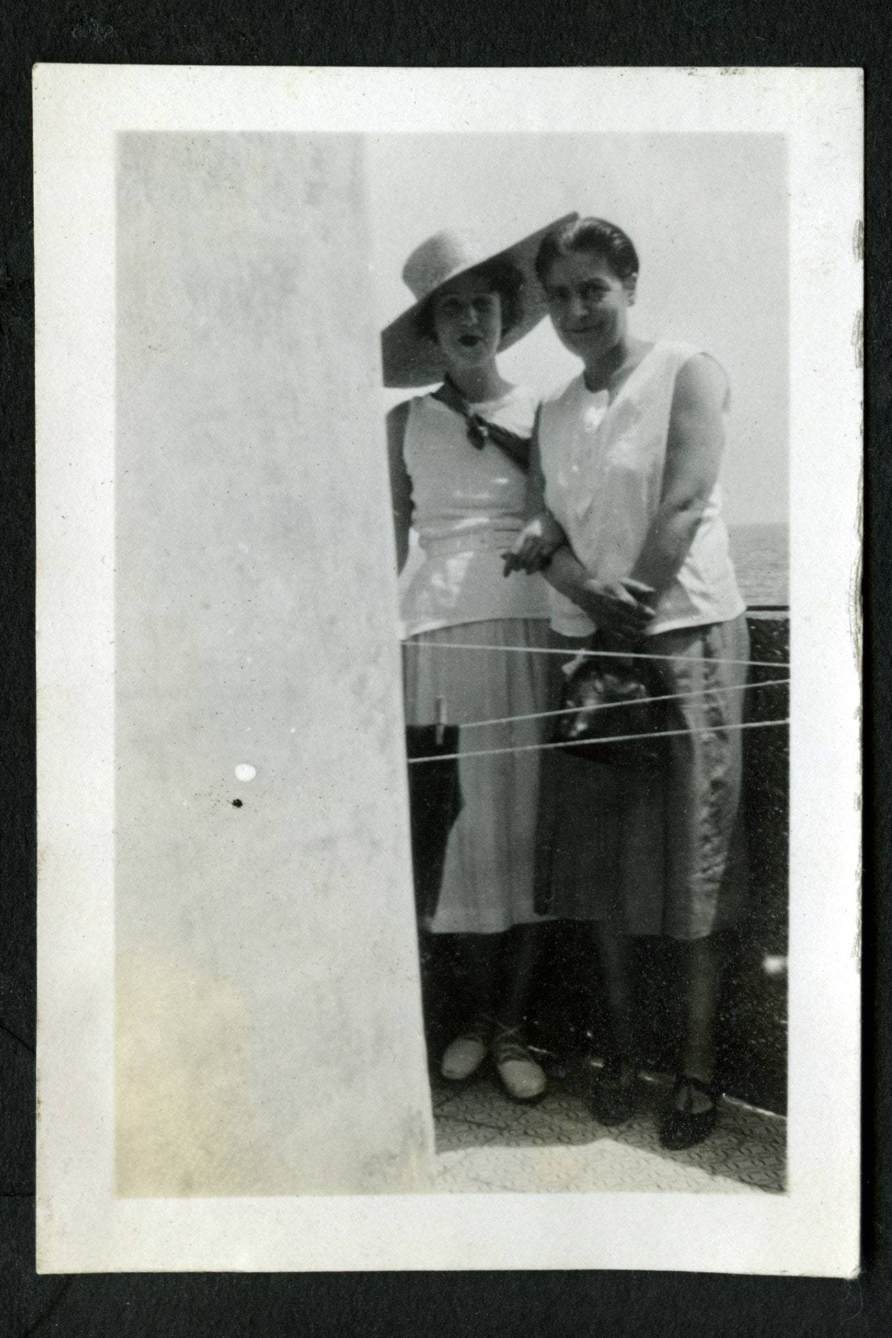 Dorothy Todd  (po prawej) i Madge Garland (po lewej), autor nieznany, ok.1930 r.(Fot. MADGE GARLAND ARCHIVE, ROYAL COLLEGE OF ART SPECIAL COLLECTIONS)