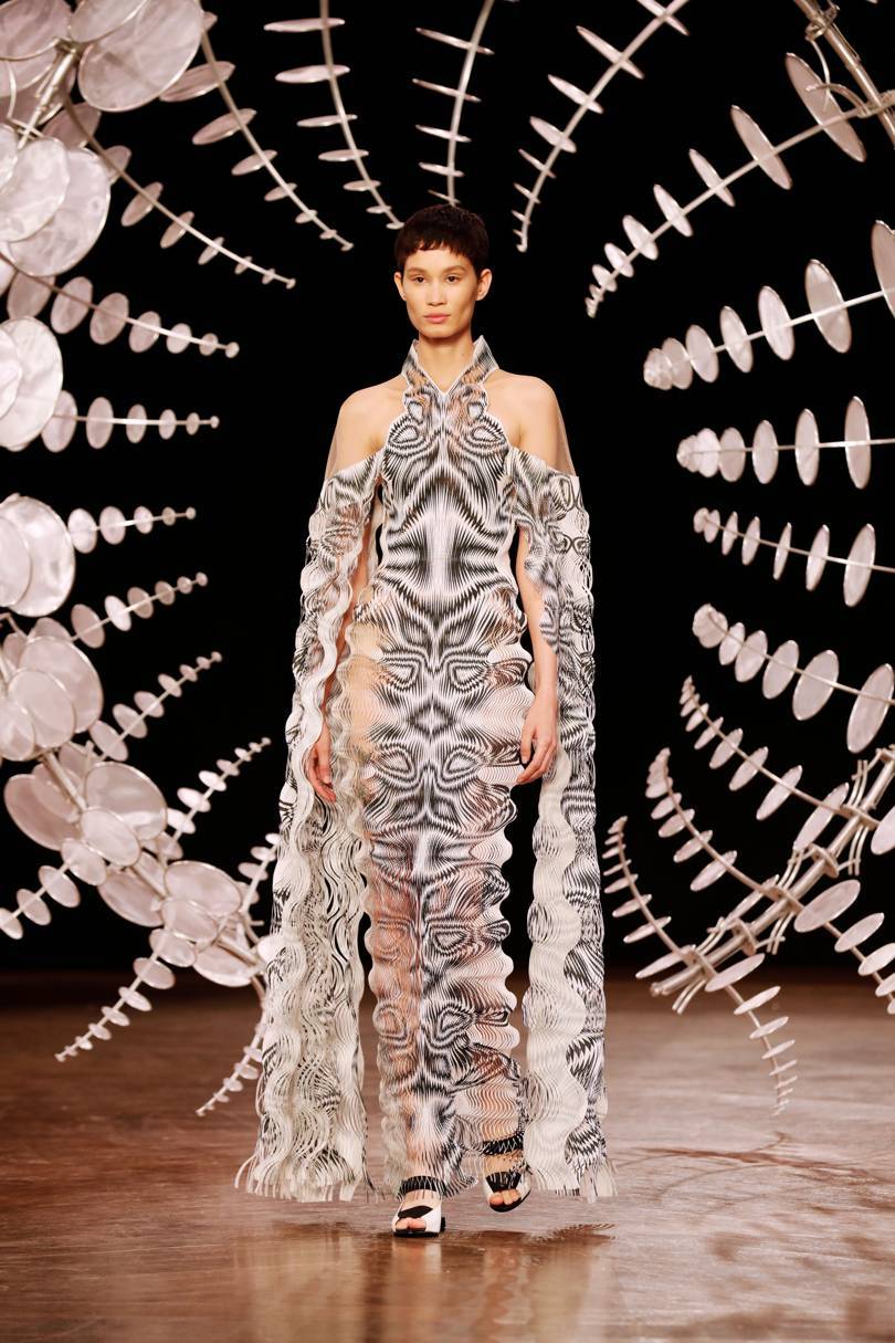 Iris van Herpen – kolekcja jesień 2019 (ZDJĘCIE: GETTY IMAGES)