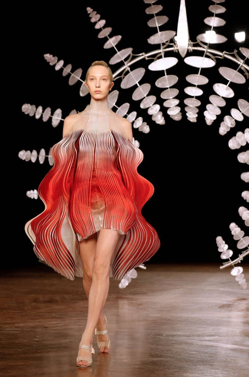 Iris van Herpen – kolekcja jesień 2019 (Fot. ZDJĘCIE: GETTY IMAGES)